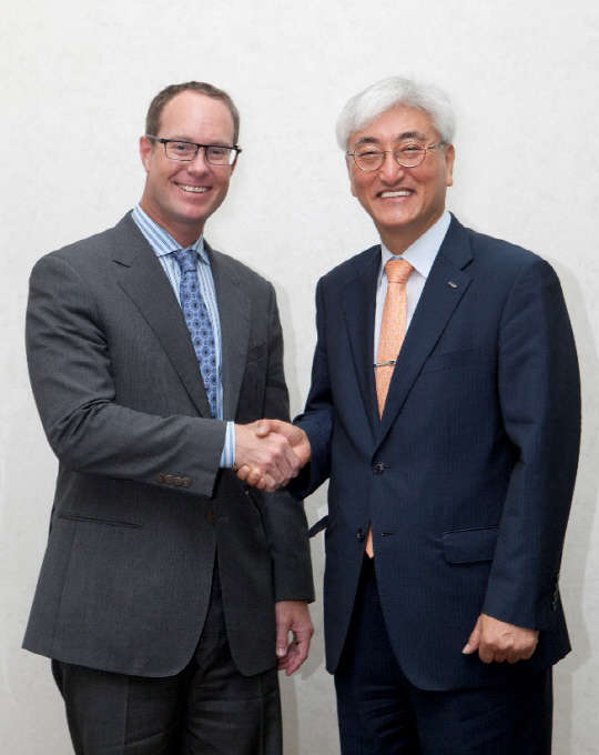 퀄컴은 한국전자통신연구원(ETRI)과 차세대 통신 기술 분야의 협업을 강화해 나가겠다고 지난달 30일 밝혔다. 데렉 에벌리 퀄컴 사장(왼쪽)과 김흥남 ETRI 원장이 협력 방안을 논의한 뒤 악수하고 있다.   퀄컴 제공